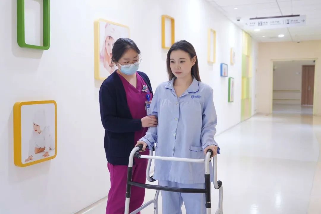 护士帮助产后妈妈下地