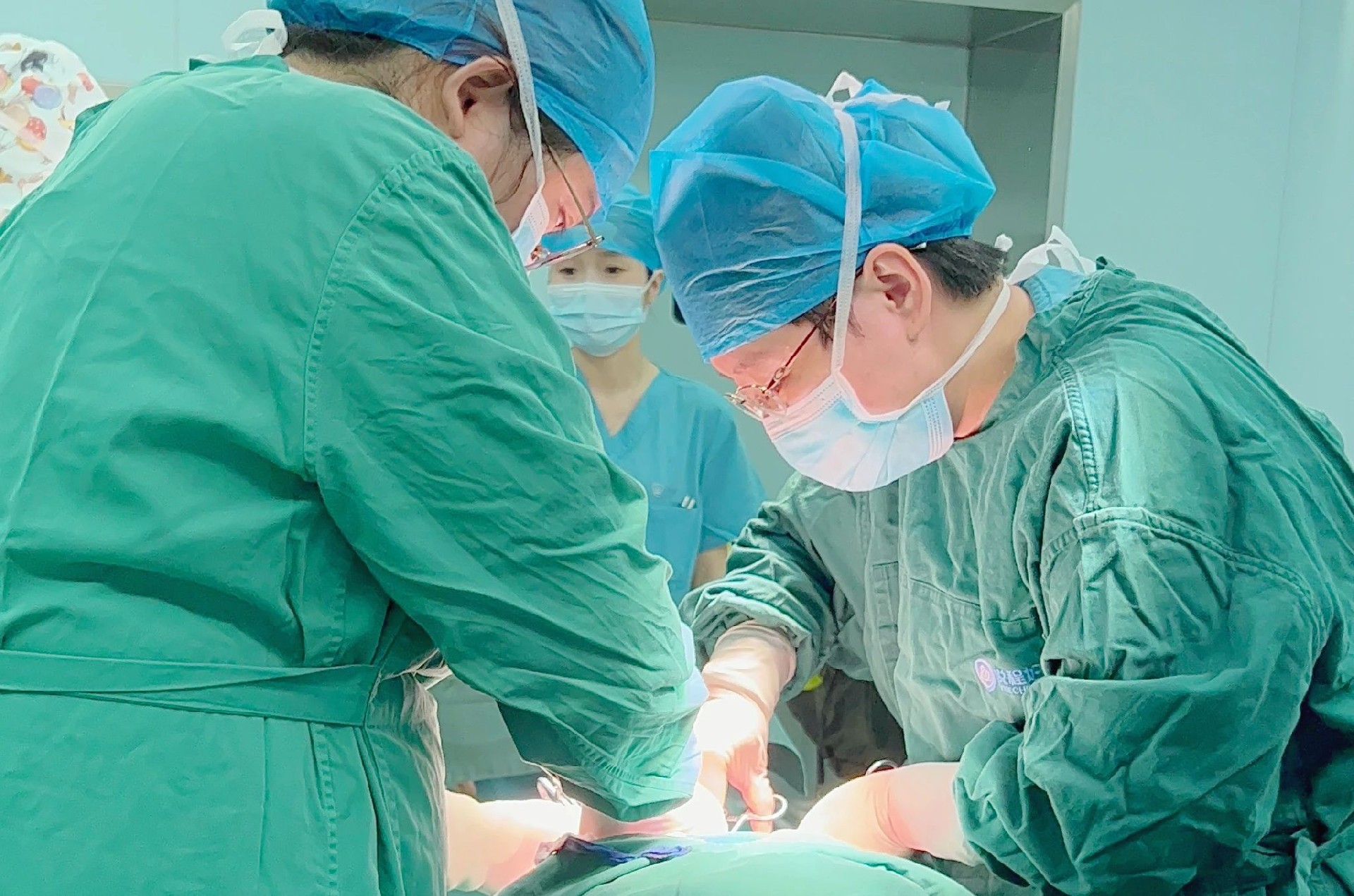 陆主任正在进行剖宫产手术