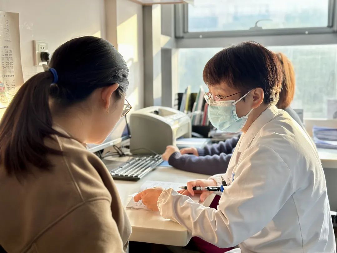 陆主任为孕妈妈看诊