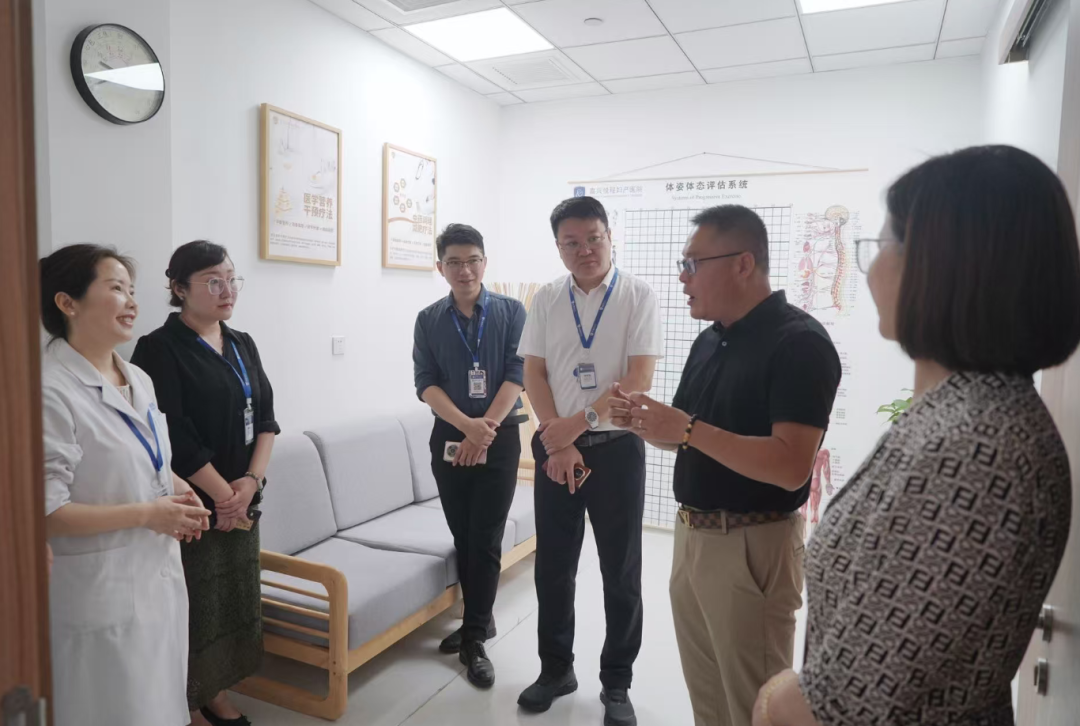 刘效杰博士参观中医馆的诊疗环境