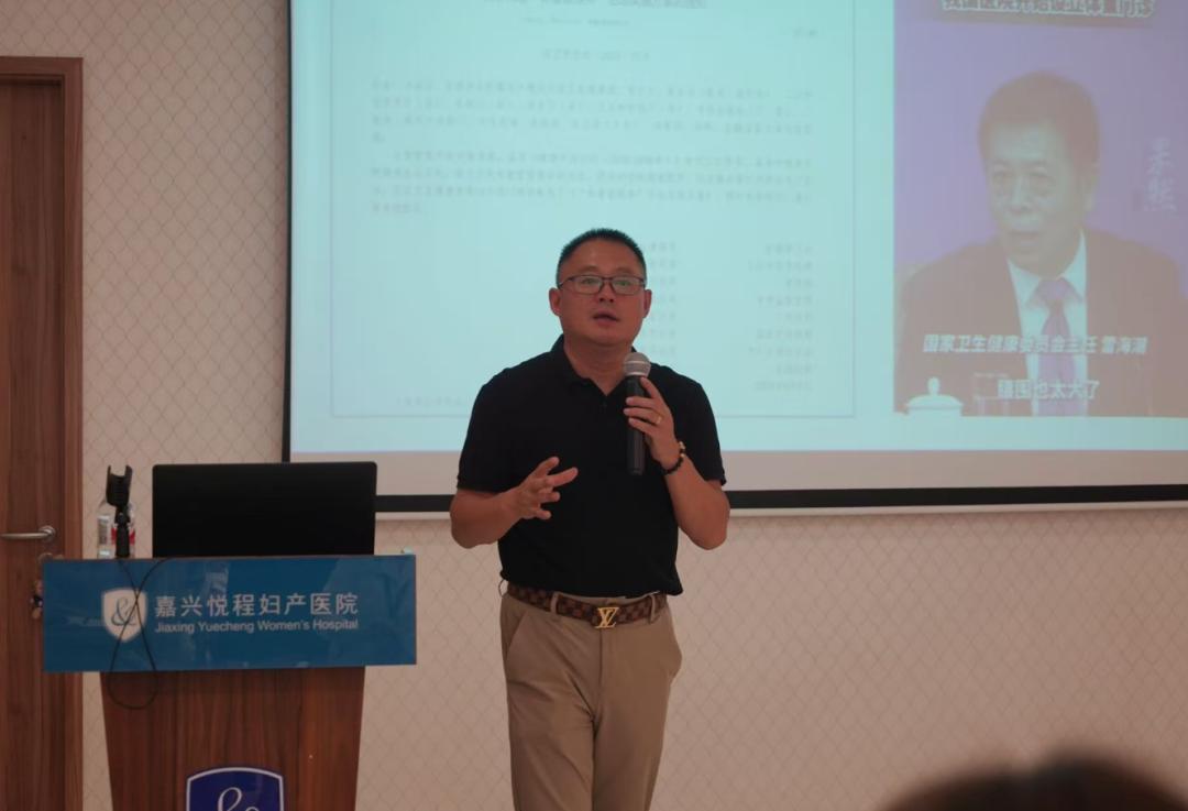 刘效杰博士在做中医减重原理的培训