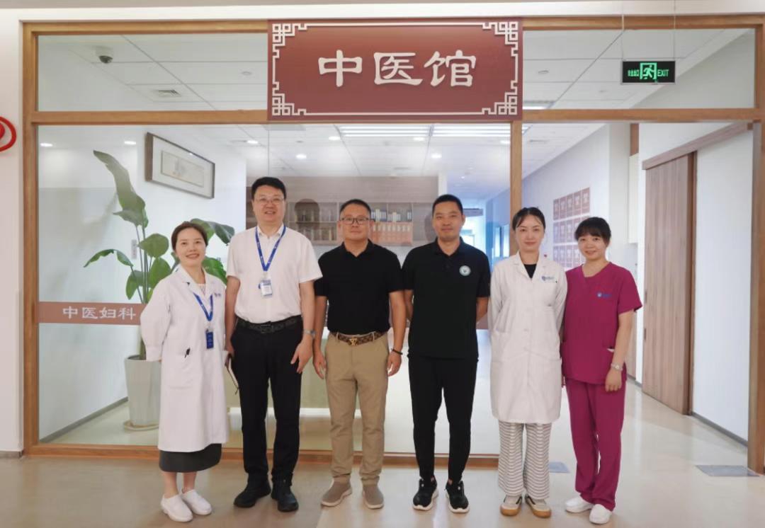 我院领导与嘉宾合影